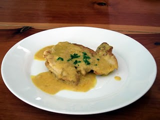 Pollo en salsa curry servido