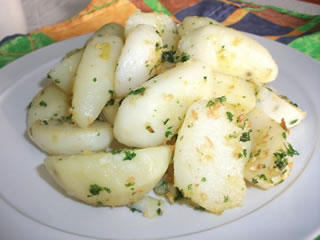 Papas con perejil servidas