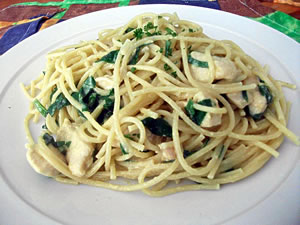 Spaguettis con pollo al curry y espinacas