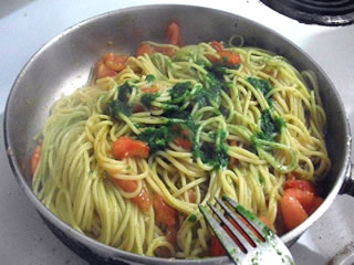 Preparación de Spaguetti con albahaca y tomate