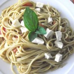 Espaguetti con albahaca y tomates