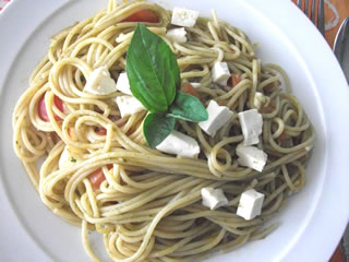Espaguetti con albahaca y tomates