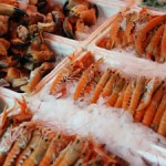 Mariscos: Cangrejos y camarones en el mercado