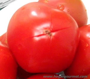 Tomate listo para ser escaldado y hacer pasta natural de tomate