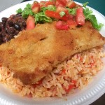 Pescado Empanizado con arroz y tomate