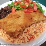 Pescado Empanizado con arroz y tomate