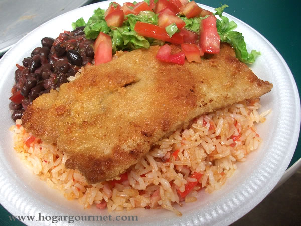 Filet empanizado con arroz con tomate